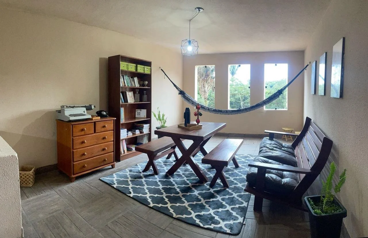 Sala de leitura com rede e vista para a serra